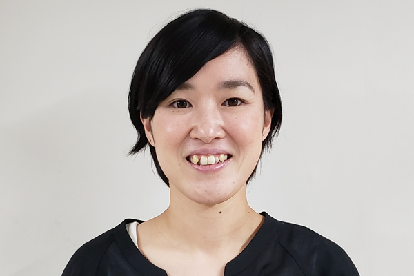 西村麻衣 主任 1年生担任 スタッフ紹介 大阪ymca国際専門学校 表現 コミュニケーション学科