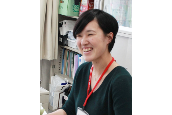 西村麻衣 主任 1年生担任 スタッフ紹介 大阪ymca国際専門学校 表現 コミュニケーション学科