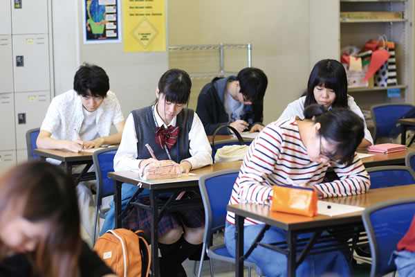 頑張る生徒のそばに、「楽しく」寄り添う授業