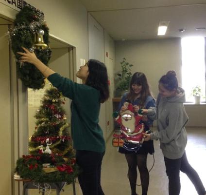 2014.11.26 クリスマス飾り付け IHS.jpg