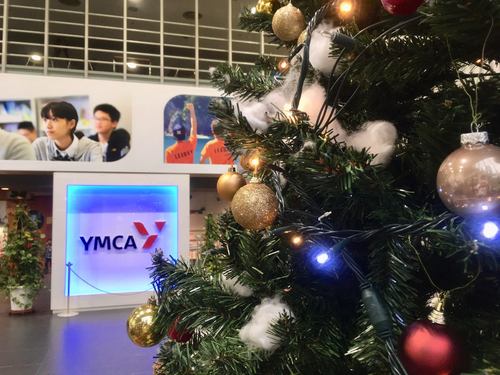 【11/29（水）　YMCA・1Fロビーにクリスマスツリー登場】