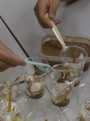 クリームチョコパフェ作り.JPG