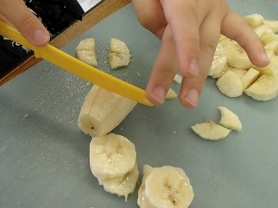 バナナを切る.JPG